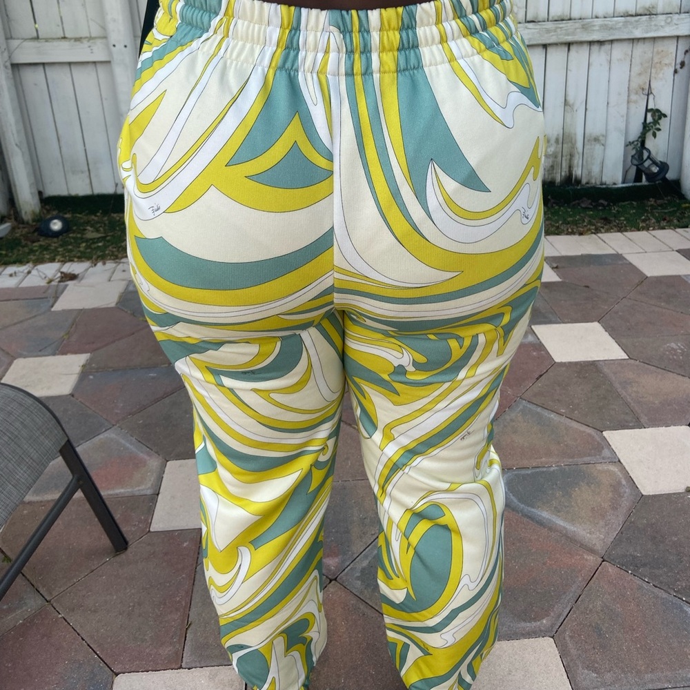 Medium - Picture 2 of 4